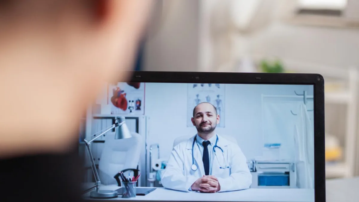 Paciente em consulta por vídeo com médico da Linkadoc pelo notebook