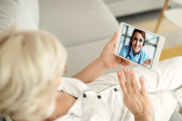 Paciente em consulta por vídeo com médico da Linkadoc