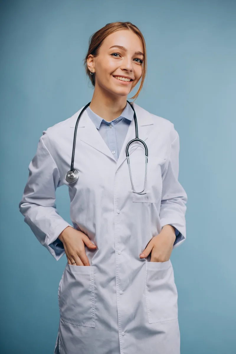 Médica clínica geral de jaleco branco