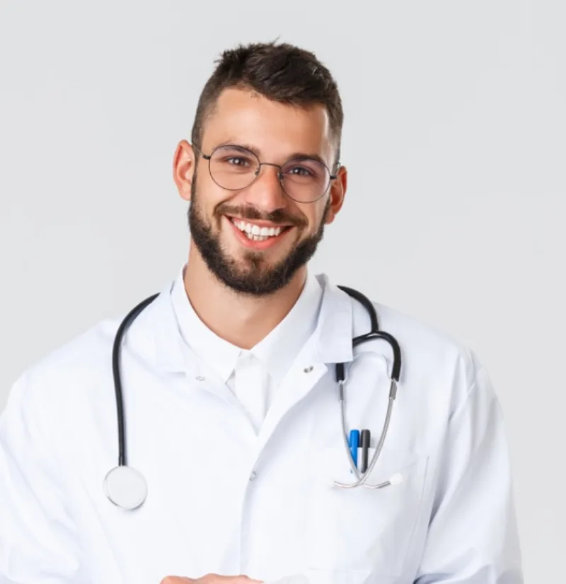 Médico sorrindo, de jaleco e estetoscópio
